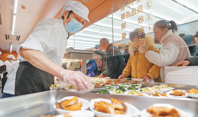 图为市民在地铁食堂档口排队买餐。史凌云摄（人民视觉）
