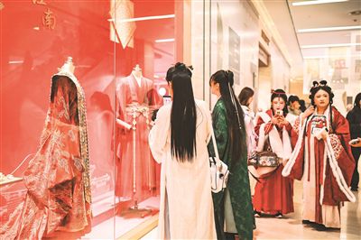 观众观赏“锦绣江南”特展展出的影视剧服饰。