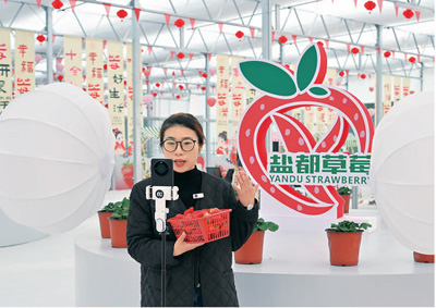 鹽都區潘黃街道新民村村民在直播賣貨。