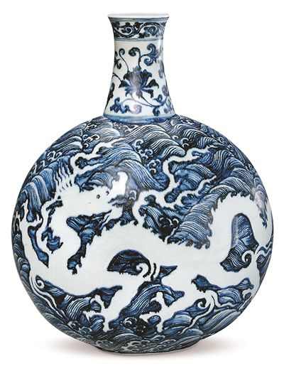 明宣德青花海水白龙纹扁壶（故宫博物院藏）。