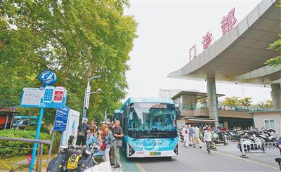 就医专线车辆停靠医院门诊部外。