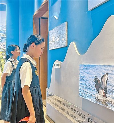 学生们正在参观赤山湖灌溉工程展示馆。姚雪青 王 维摄影报道