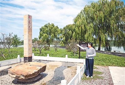 在赤山湖国家湿地公园，工作人员介绍磐石水则。新华社记者 季春鹏摄