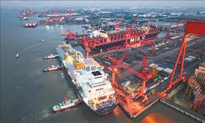 11月20日，17.5万立方米LNG（液化天然气）运输船“鑫福124”轮停靠在江苏扬子鑫福造船有限公司码头。