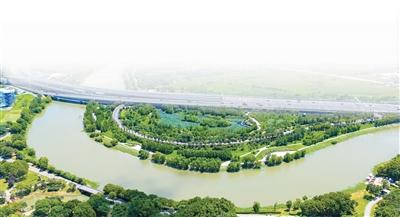 江苏南京外秦淮河七桥瓮湿地公园风光。杨素平摄（人民图片）