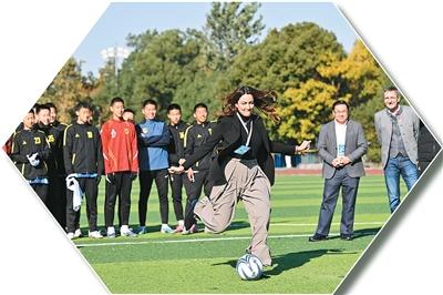 在南京市雨花台中学，嘉宾与球员互动。新华社记者 季春鹏摄
