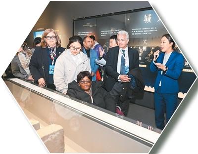 嘉宾在南京城墙博物馆参观。新华社记者 季春鹏摄