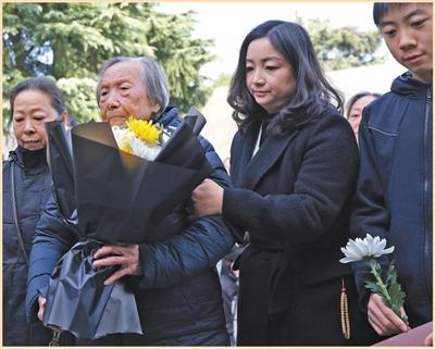 11月30日，夏淑琴（左二）參加南京大屠殺死難者家庭祭告活動。泱 波攝（人民視覺）