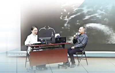 11月20日，全国医保影像云跨省调阅启动仪式现场，北京大学第三医院全科医学科医生（左）调阅异地影像。 魏 威摄