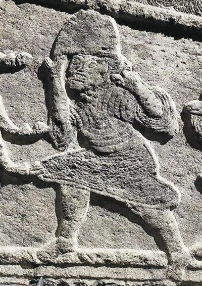 东汉画像石《力士图》（局部）。陆金玉摄