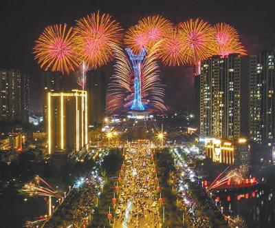 浏阳烟花璀璨绽放。彭红霞摄