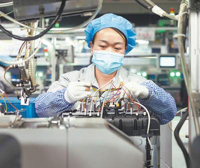 慈溪一家小家电企业员工在赶制订单。章勇涛摄