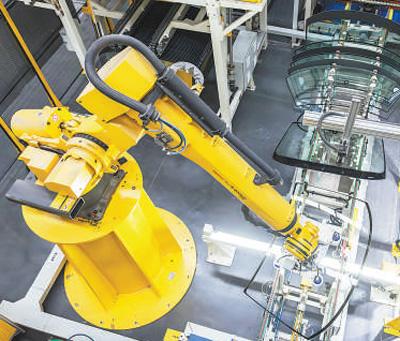 福清福耀绿色智慧工厂汽车玻璃生产线一角。福耀集团供图