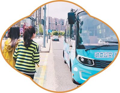 江苏无锡,市民准备乘坐新能源公交车。吴 洋摄