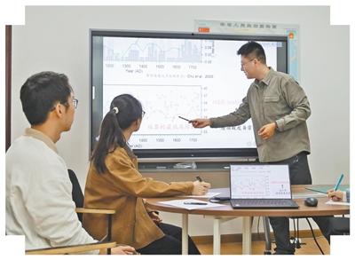 團隊成員在討論。受訪者供圖