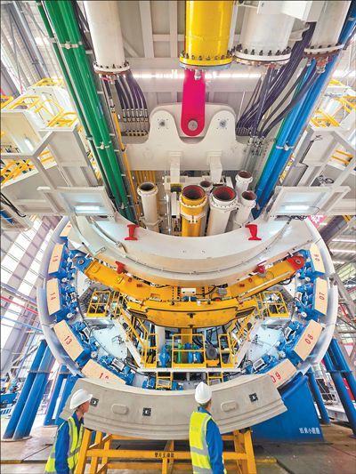 工程技术人员验收盾构机。许丛军摄（影像中国）