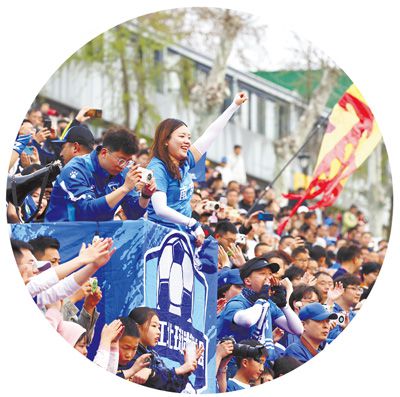 “苏超”南京队热身赛现场，场边观众在加油助威。崔 晓摄