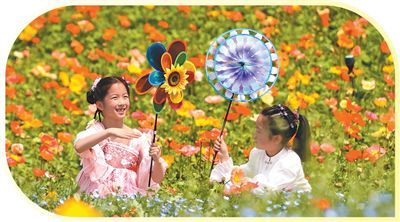 小朋友在江苏省句容市白兔镇伏热花海玩耍，乐享春假。钟学满摄