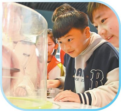 中国流动科技馆安徽省阜阳市临泉站里，孩子们参观体验，度过春假。张洪金摄