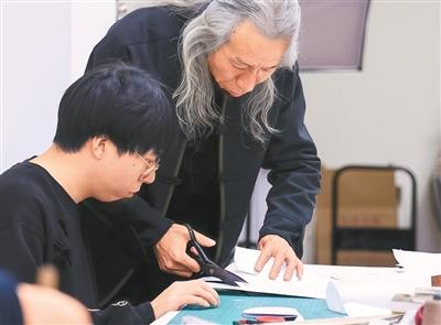 薛玉涛（右）