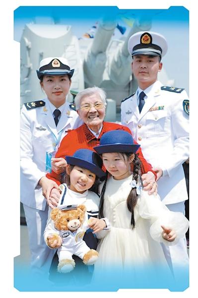 孙守珠（中）与小朋友合影。杨建辉摄