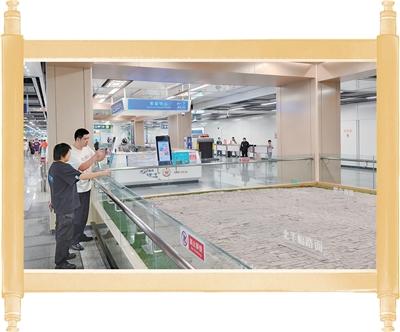 南京地铁5号线夫子庙站，游客驻足观看明清砖铺道路遗迹。金 鹏摄