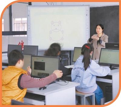 李康给听障儿童授课。受访者供图