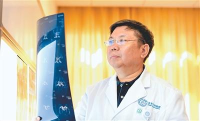 王擁軍在查看患者核磁影像。盧國強攝