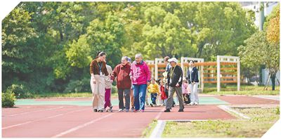 江蘇省常州市，在工作人員陪同下，牡丹全齡匯居民和托育園小朋友在公園散步。人民網記者馬天翼攝