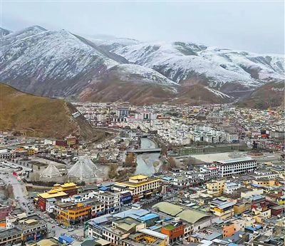 在青海省玉樹藏族自治州玉樹市，長江一級支流巴塘河穿城而過。青海民族大學美國籍教師 亞歷山大·塞繆爾·雷攝