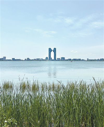 上海市臨港新片區滴水湖經過多年的生態治理，已經成為遠近聞名的休閑旅游勝地。德國籍醫療行業從業者 凡妮莎·塞普攝