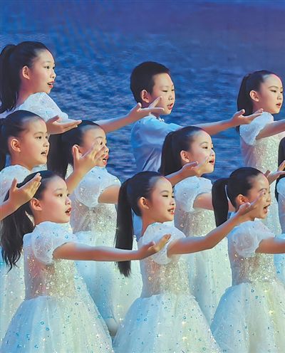 南通市通州区实验小学的孩子们进行合唱排练。瞿晓玉摄