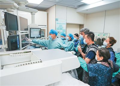王雷在手术室操作间带教手术。新华社记者 李 博摄